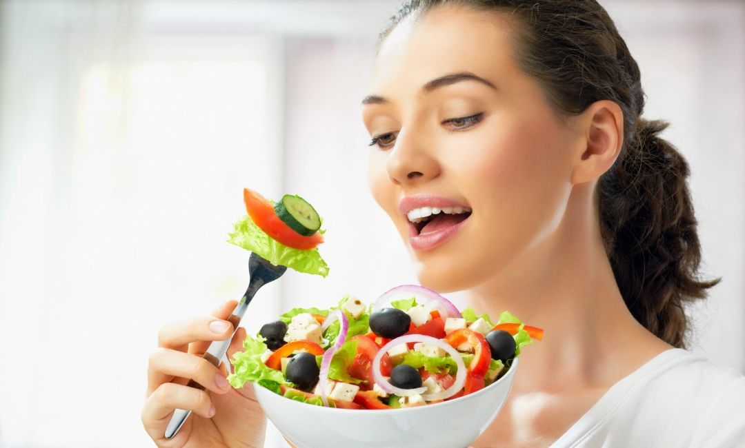 Salad rau củ là món ăn được nhiều bạn giảm cân ưa chuộng 