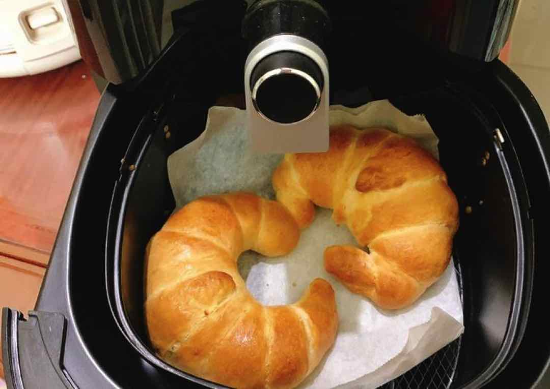Hạn chế của cách làm bánh mì bằng nồi chiên không dầu là diện tích