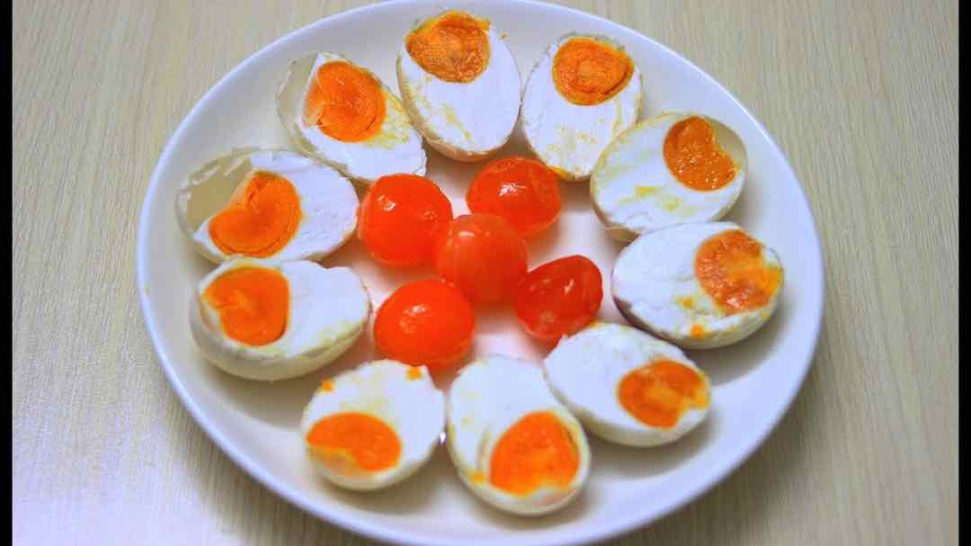 Cách làm trứng muối không tanh tại nhà - 5 bước đơn giản